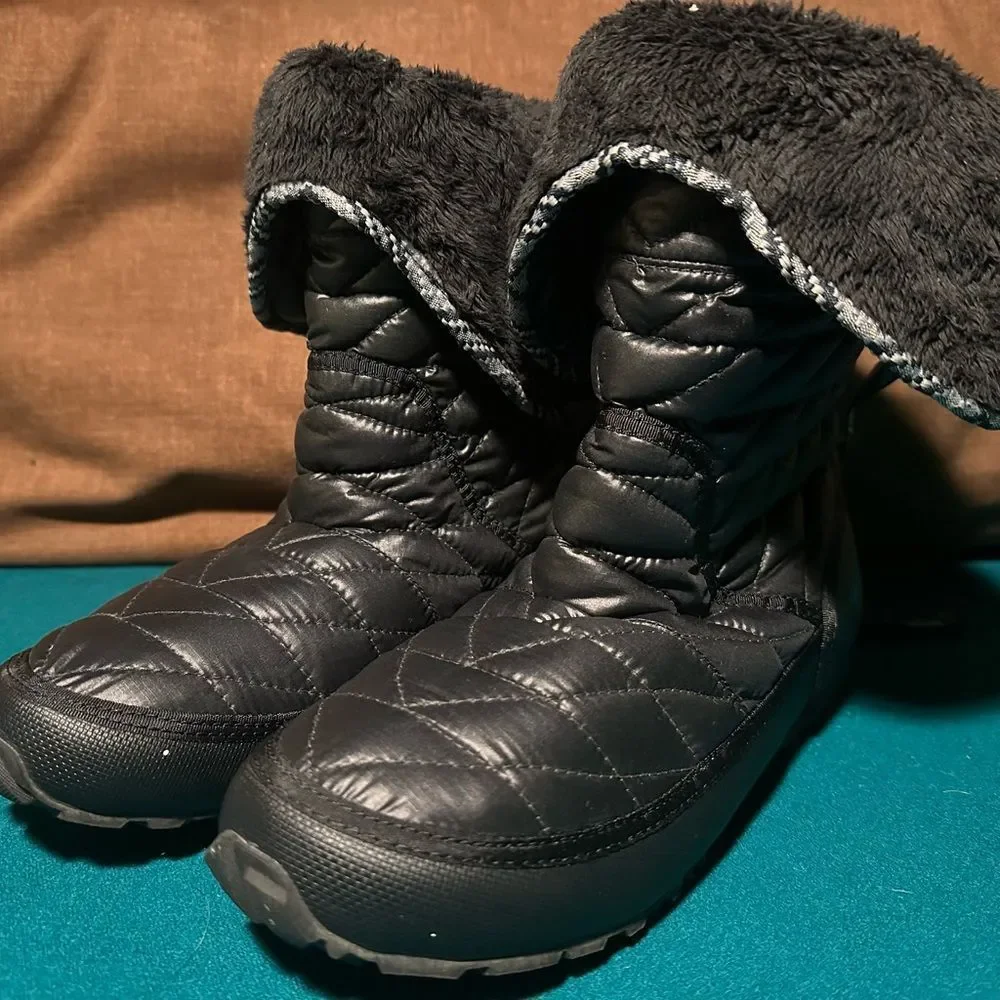 Black North Face Boots​